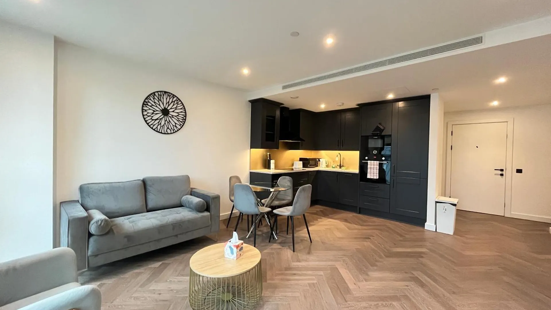 Whole Spacious New 1 Bed Flat Near Tower Bridge contacts
